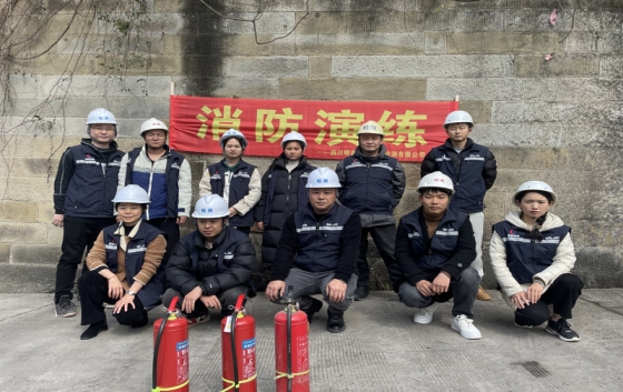 　　為進(jìn)一步提高公司員工消防安全意識(shí)及火災(zāi)應(yīng)急處置能力，加強(qiáng)和規(guī)范本公司消防管理，預(yù)防和減少火災(zāi)危害。3月18日，公司組織開(kāi)展消防安全知識(shí)培訓(xùn)演練。　　通過(guò)采取消防安全知識(shí)講解、火災(zāi)視頻播放、最新火災(zāi)案例講解分析、消防器材操作培訓(xùn)、現(xiàn)場(chǎng)提問(wèn)等多種方式傳授消防知識(shí)，讓所有參會(huì)員工學(xué)到了更多有關(guān)火災(zāi)的預(yù)防知識(shí)以及火情發(fā)生后的自救、逃生知識(shí)。本次學(xué)習(xí)使大家對(duì)消防安全管理工作責(zé)任的重要性和消防培訓(xùn)工作的重